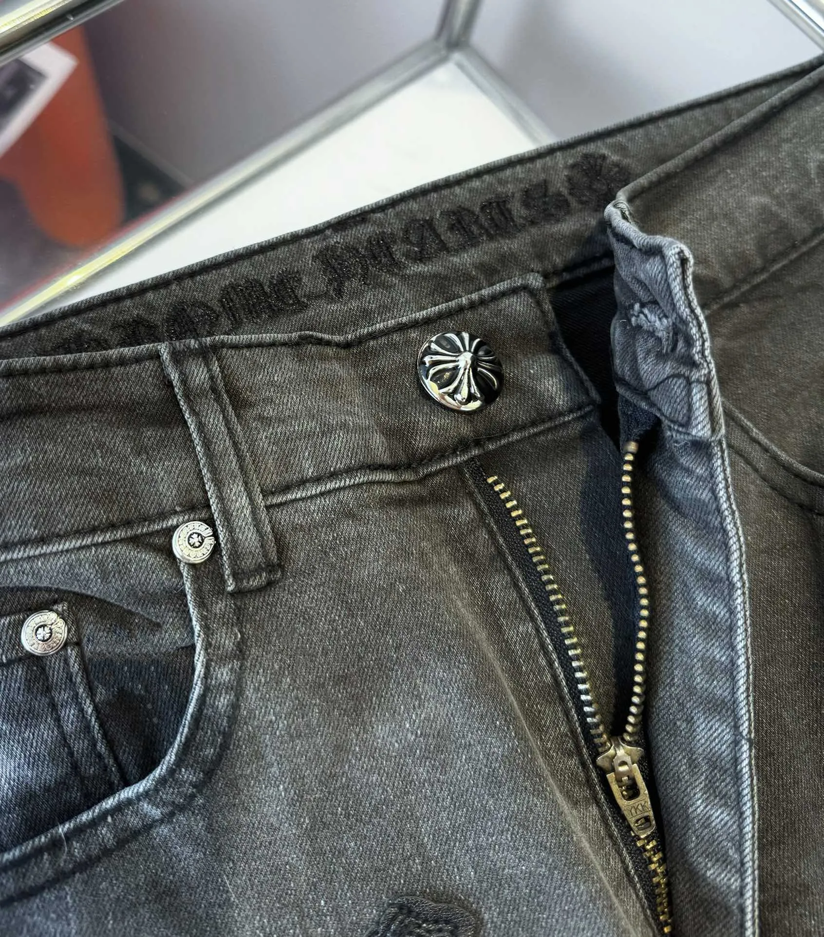 🅿️290 Chroe Hets CHChroe Hets NEW Flame Washed Gray Leather Jeans Ceiling-Level Jeans A pair is hard to find at the counter‼ ️ About Zangyin ✅ This is an extremely luxurious fashion brand that can also be called the aristocracy of the high street. It has always been an exclusive brand for some hipsters or the rich second generation. The color of this model is already very eye-catching by using a unique washed material. It is decorated with pink patchwork cross flowers, which cleverly highlights the charm of the brand. Secondly, this model adopts a classic high-waist cut design, which highlights the long legs and fashionable temperament of the upper body. The brand is highly recognizable and the slim-fitting configuration is more suitable for daily wear. The personality will be fashionable and the specifications can be seen at a glance. Materials and technology ✅ Needless to say, this point goes without saying. As an excellent craftsman brand, Zangyin's requirements for details and craftsmanship are really perfect. The washed color of this model has gone through a lot of processes, not to mention the embellishment of the denim appliqués. It is also purely handmade and sewn. Just like what they believe in, only handmade things have soul and have the meaning of wearing. A top-notch heavy-duty fashionable denim item, recommended by both hands‼ ️Size# 28 30 32 34 36